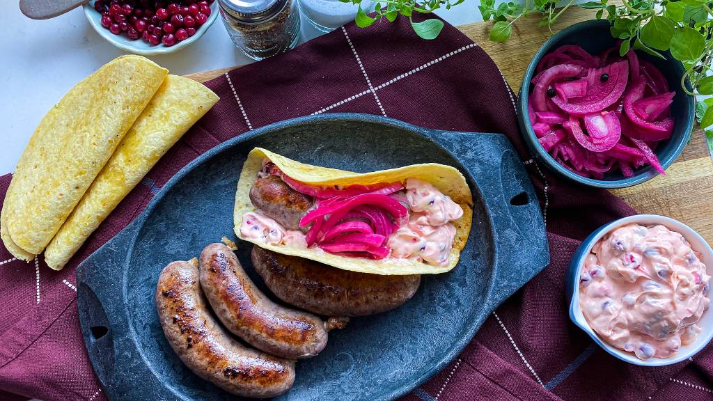 Litt spicy hjortepølser smaker nydelig med tyttebæraioli og syltet rødløk i en tortillalefse. Perfekt snacks hvis du er litt fysen.