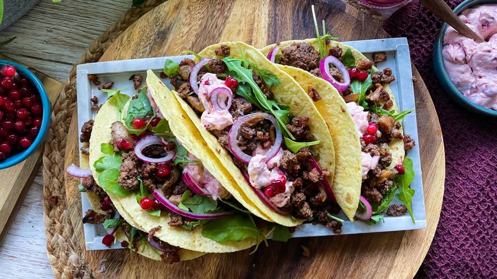 Hjortesnadder med tyttebæraioli er rett og slett skikkelig snaddermat til helgekosen. Med både bacon, sopp og syltet rødløk blir dette en vilt god tacovariant.