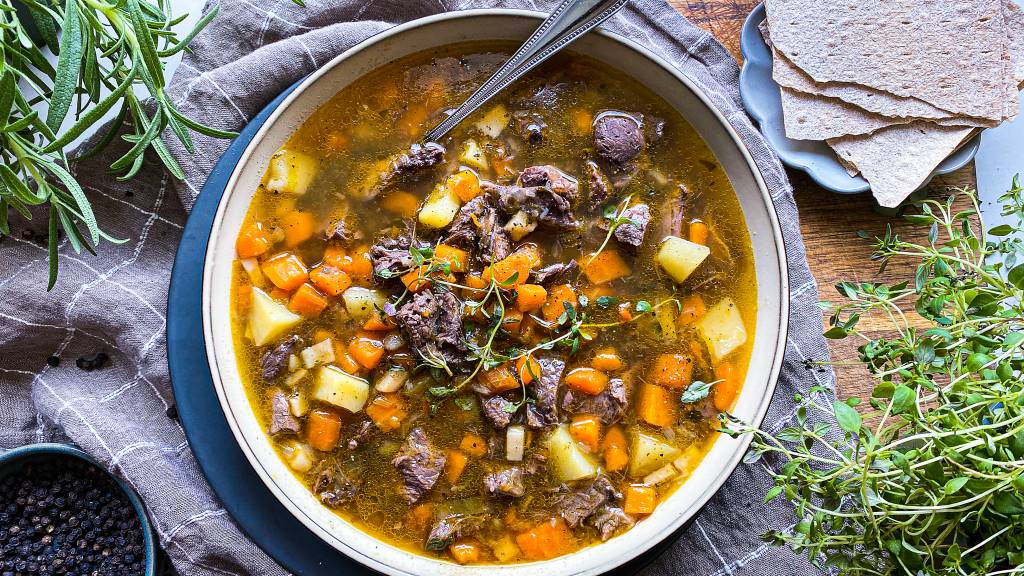 En klassisk kjøttsuppe er perfekt på kalde dager. Lag den gjerne dagen i forveien, eller la den putre på svak varme i mange timer – da blir den aller best.