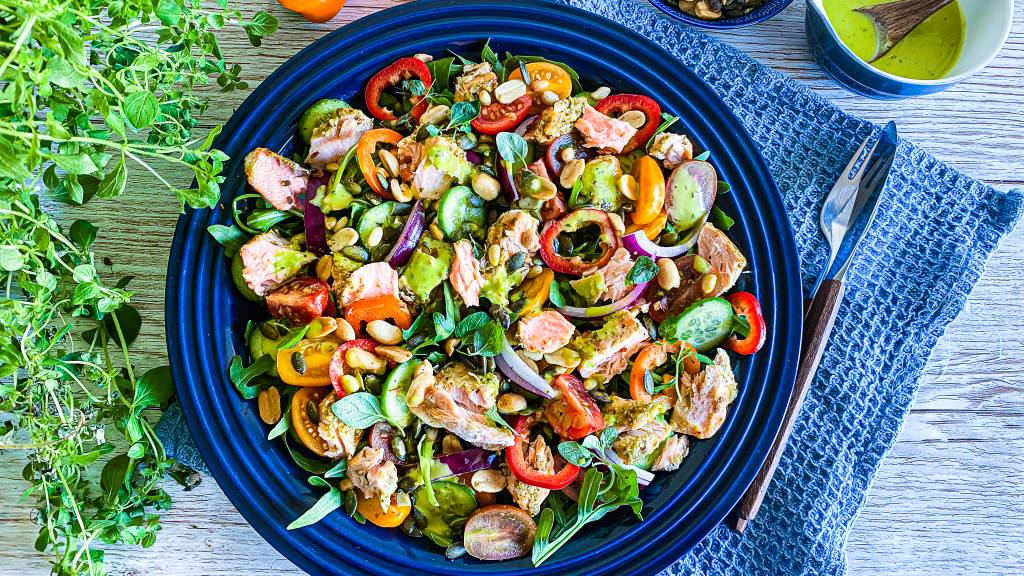 Dette er en ørretsalat som bugner av smak. Med deilig nystekt ørret, en frisk pestodressing, peanøtter, ristede pinjekjerne og solsikkekjerner er dette en rett som passer perfekt til en varm sommerdag.