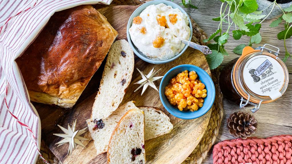 Er du glad i julekake? Da bør du prøve vår nye vri med deilige tyttebær i. Servert med en nylaget multekrem og en krydret chutney er dette en spennende kombinasjon.