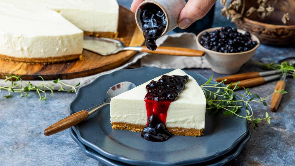 Ostekake med blåbærsaus er den perfekte desserten. Sausen kan du fint fryse ned om du lager litt ekstra. 
