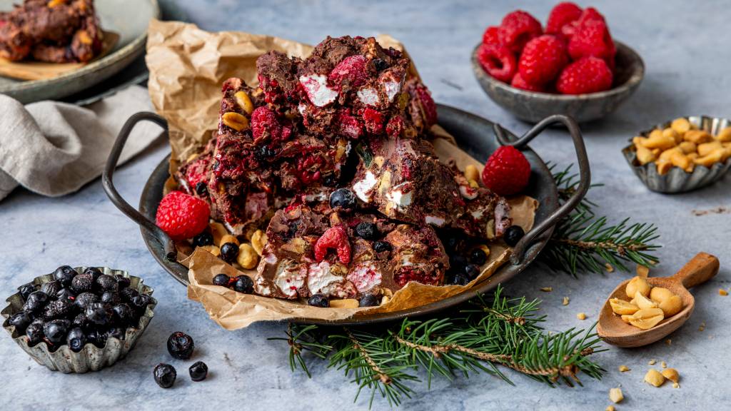Rocky road med bær er enda bedre enn den tradisjonelle amerikanske desserten. Dette er også en populær julekonfekt som garantert vil bli barnas favoritt. 