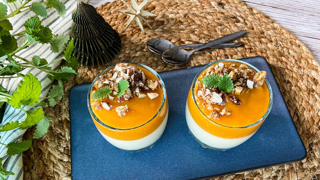 Panna cotta med multesaus smaker nydelig, og med hakkede nøtter på topp kan du imponere nyttårsgjestene. Det aller beste er at du kan lage desserten ferdig på forhånd.
