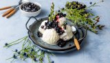 Har du blåbær i fryseren? Da er det perfekt å servere is med blåbærsaus. Denne desserten kan du fint pimpe til nyttårsdessert. Det aller beste er at den er laget på et blunk.