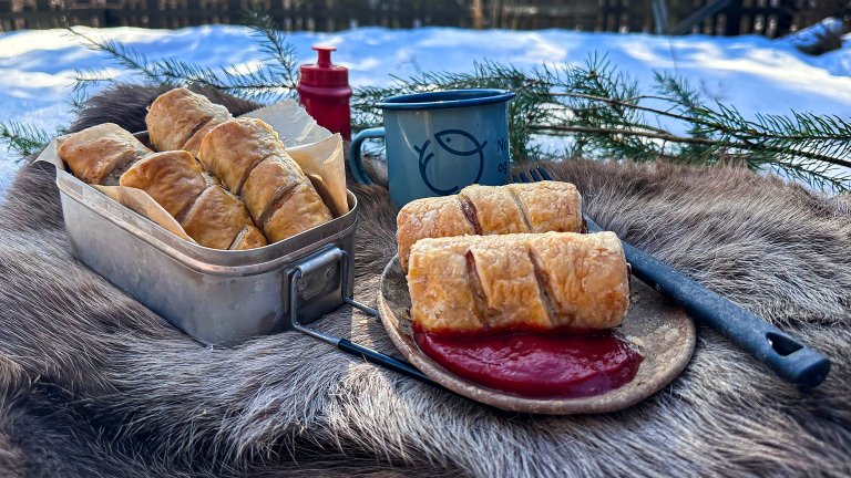 Sausage rolls er perfekt fingermat som du kan nyte til både lunsj og middag. Med ferdig butterdeig lager du disse nydelige munnfullene i en fei. De er også gode å pakke med seg i matpakken om du skal på tur.