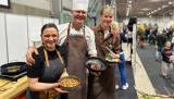 Camp Villmark feirer 40 år med messe for de friluftsinteresserte, og også i år blir det kokkeshow både lørdag og søndag. NJFFs Anine Gutubakken Byles blir med de dyktige kokkene Svein Jæger Hansen og Joar Søhoel, og i år står tapas og turmat på menyen.