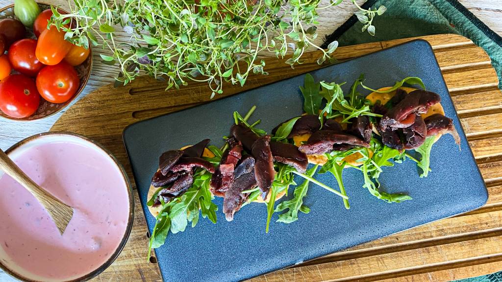 Gravet duebryst smaker helt nydelig både som forrett og som snacks. Det er dessuten veldig enkelt å lage, du må bare beregne litt god tid.