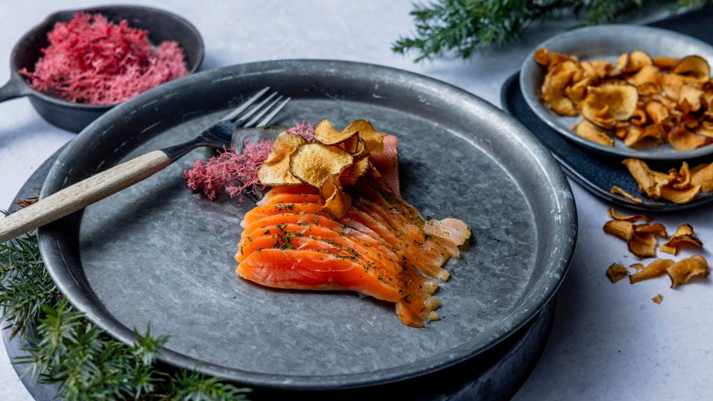 Gravet røye er like god som den er fargerik. Med smak av konjakkk og dill og servert med tilbehør som reinlav og jordskokkchips, kan du imponere gjestene dine. 
