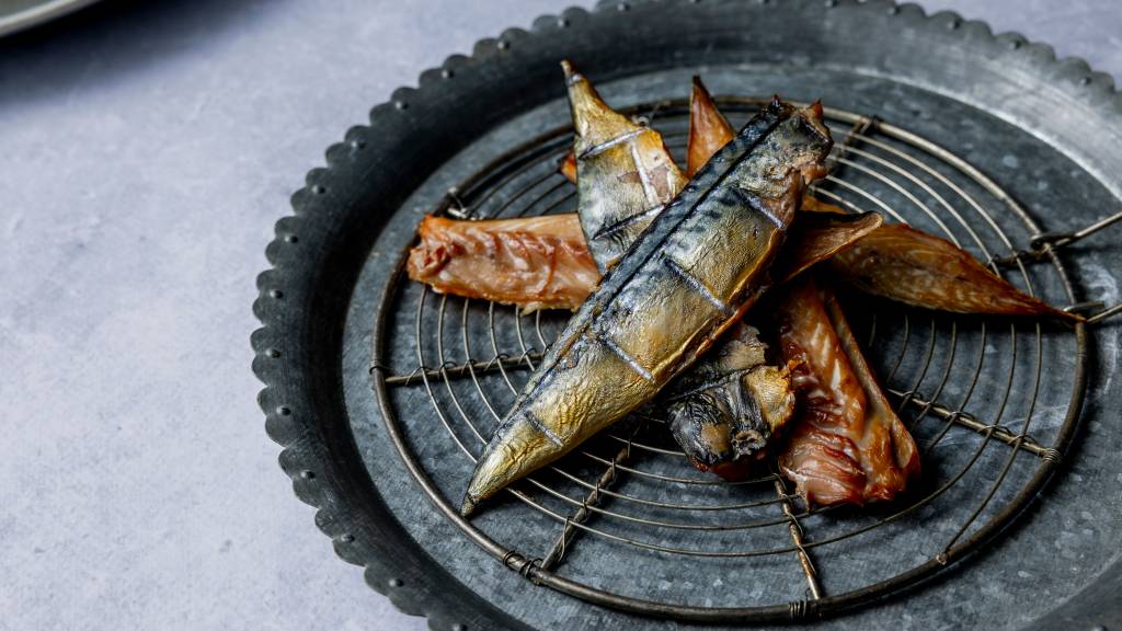 Speket makrell er sommersnacks som passer til både koldtbordet, lunsjen og matpakka. - Dette er snaddermat, lover Markus Nagele.