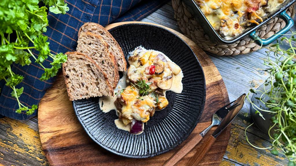Har du rester etter stek eller biff? Med litt fløte, ost og grønnsaker kan du enkelt trylle dem om til en deilig, kremet resteform — en slags gratinert pytt i panne som passer like godt til lunsj som til middag.