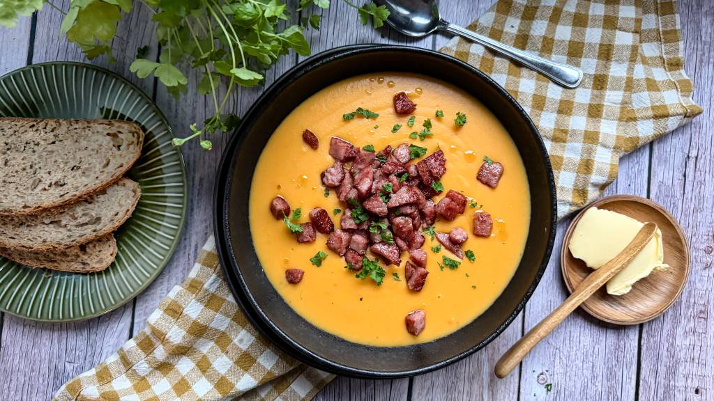 Av det som ble igjen etter jul, oppstår noe nytt. Rester av vilt og rotgrønnsaker blir til en fyldig, kremet rotsuppe med vilt – enkel, bærekraftig og full av smak