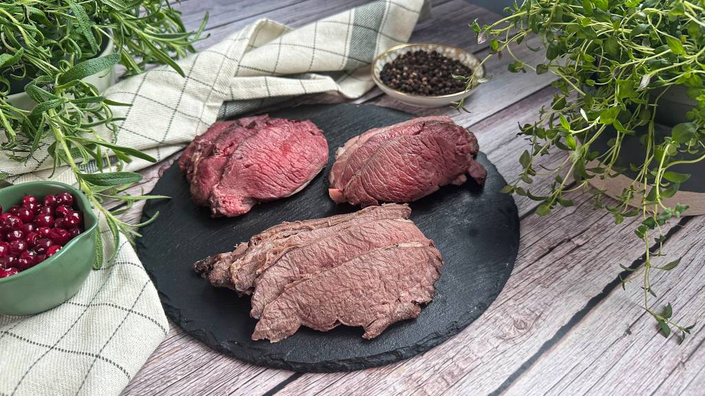 Langtidssteking av kjøtt egner seg for hele kjøttstykker som ikke er møre nok til vanlig steking. Med denne metoden kan du nyte ekstra saftig, mørt og smakfullt viltkjøtt. 