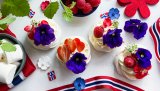 Minipavlova er en perfekt dessert for 17. mai. Med en søt krem, bær og spiselige blomster i flaggets farger, ser de like nydelige ut som de smaker.