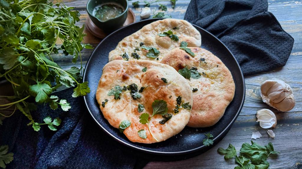 Ingenting slår duften av nystekt nanbrød. Brødet er enkelt å lage og smaker nydelig til gryter med mye krydder og smak. 