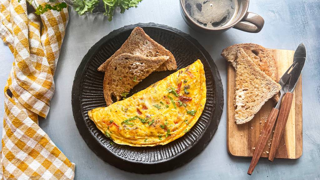 Hva er ikke bedre enn å diske opp med en omelett til frokost en  søndagsmorgen. Her kan du bruke pølserester, biffrester eller annet kjøtt. Du kan også bruke rester av finhakket paprika, løk og ost om du lagde litt mye til tacoen på fredag, 