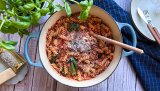 One pot pasta med kjøttsaus er både en enkel og rask middag. Det beste med denne retten er ikke bare at den smaker utrolig godt, men du trenger faktisk bare å vaske opp en gryte også.