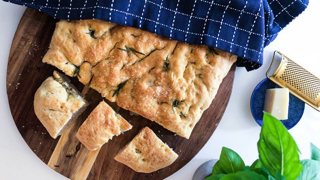 Focaccia til viltmaten er et tilbehør du kommer til å elske. Spesielt smaker det nydelig til en deilig viltgryte, med elgkarbonader eller ved siden av reinsdyrsteken.