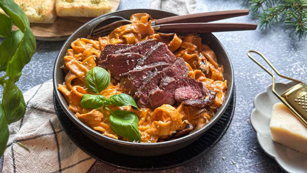 Pasta di manzo betyr rett og slett pasta med biffkjøtt. Vi har laget vår vri med elgbiff, og det smakte helt nydelig med en kremet paprika og gorgonzolasaus. 