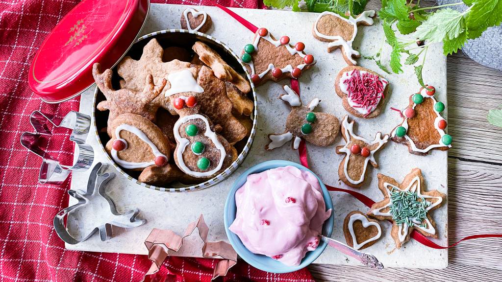 Julebakst hører julen til. Planlegger du syv slag i år? Prøv pepperkaker med trollkrem. Trollkrem smaker helt nydelig som tilbehør til julekakene.