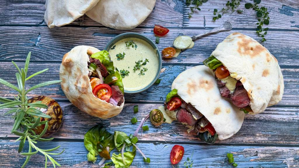 Det er noe helt eget med nybakte pitabrød. Myke, luftige og klare til å fylles med saftig hjortekjøtt, grønnsaker og en smakfull pestodressing. Resultatet er et enkelt og mettende måltid som passer like godt rundt middagsbordet som ute på tur.