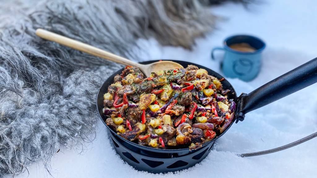 Pytt-i-panne kan du lage både i stekepanna hjemme og ute på tur på enten primusen eller på bålet. Her er det heller ingen fasit på innhold, men poteter, løk og kjøtt er tradisjonelle ingredienser.