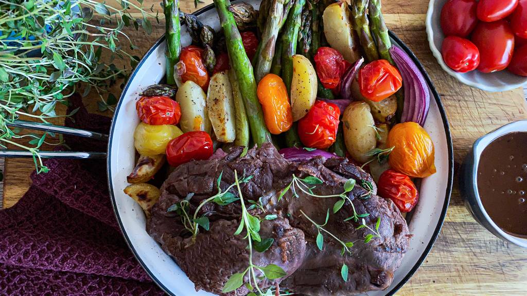 Rådyrstek smaker nydelig med alt fra ovnsbakte rotgrønnsaker til risotto og soppstuing. Prøv en frisk vri med ovnsbakte asparges, cherrytomater og rødløk. Med hjemmelaget viltsaus er dette et smakfullt festmåltid.