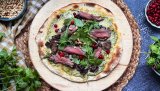 Hva er ikke bedre enn en smakfull og enkel oppskrift på lur. Rask pizza til helgekosen smaker helt nydelig. Vi har brukt deigen fra hjemmelagde tortillalefser. Det betyr rask elting og ingen heving.