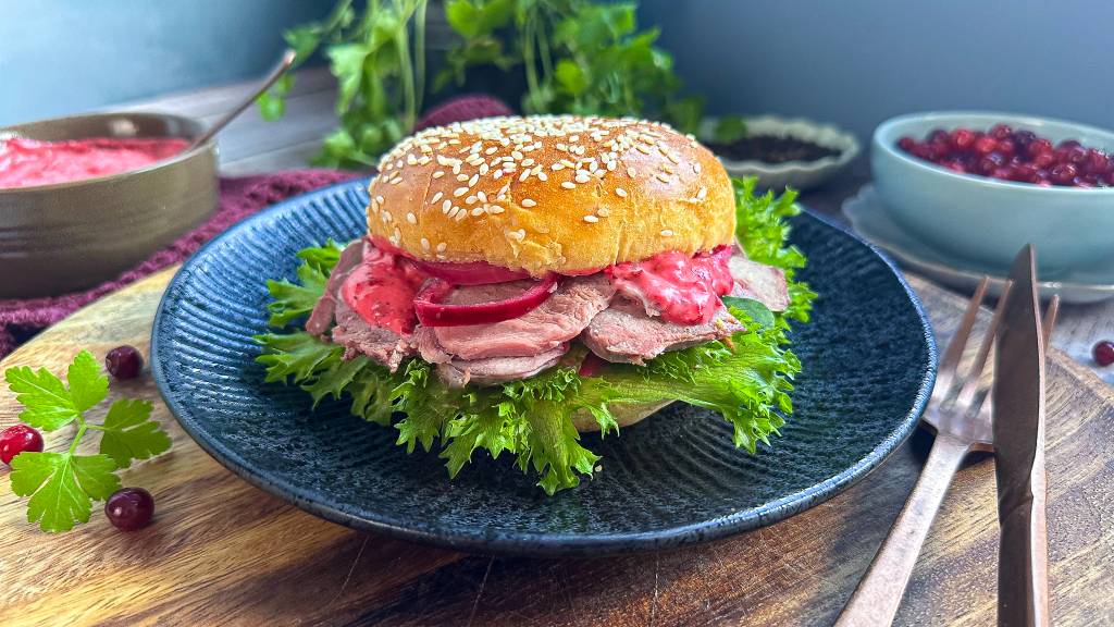 Resteburger er perfekt dagen derpå en hjortestek eller elgstek. Skjær kjøttet i tynne skiver og server med litt salat, en nydelig tyttebærmajones og syltet rødløk. 