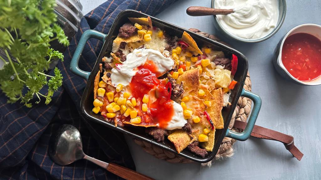 Har du rester etter fredagstacoen? Det er duket for nachos. Bruk det som er igjen - både tacoskjell, kjøtt, løk, grønnsaker og revet ost. Alt i en form. Server med salsa og rømme. 