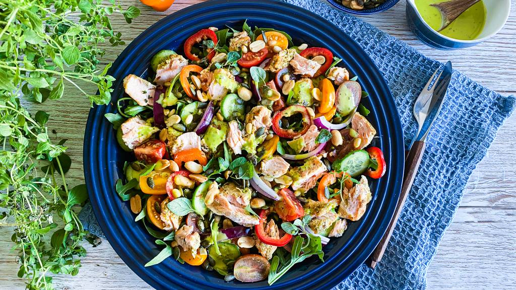Dette er en ørretsalat som bugner av smak. Med deilig nystekt ørret, en frisk pestodressing, peanøtter, ristede pinjekjerne og solsikkekjerner er dette en rett som passer perfekt til en varm sommerdag.