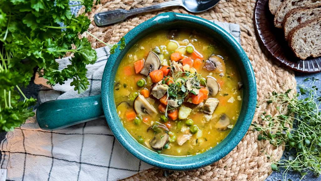Julens restesuppe er en nydelig start på januar. Bruk det du har av grønnsaker og kjøtt, og du får en smakfull suppe. Ikke minst er det en lett og god middagsrett etter all julematen.