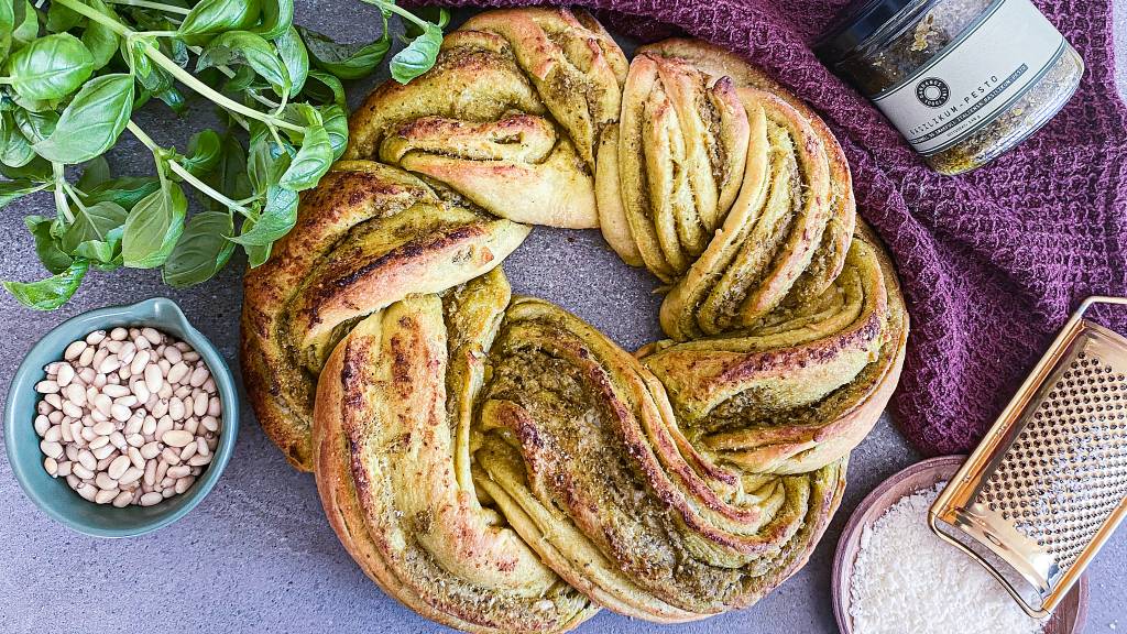 Pestobrød er både saftig og god på smak. Dette brødet er et perfekt tilbehør enten du serverer fingermat, tapas, koldtbord eller grillmat. Det passer også godt til middager som pasta, supper og gryter.