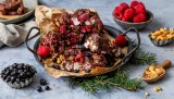 Rocky road med bær er enda bedre enn den tradisjonelle amerikanske desserten. Dette er også en populær julekonfekt som garantert vil bli barnas favoritt.