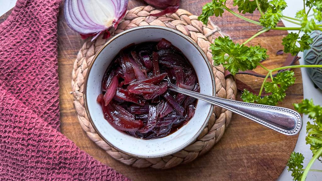 Rødløkskompott er perfekt tilbehør til viltkjøtt. Med få ingredienser får du et smakfullt tilbehør som også kan lages i dagen i forveien.