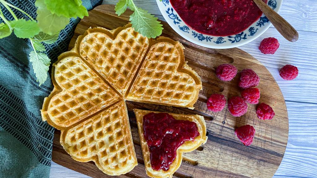 Rørte bringebær smaker nydelig på en nystekt vaffel eller på brødskiva. Du kan også bruke det i både bakst og desserter.