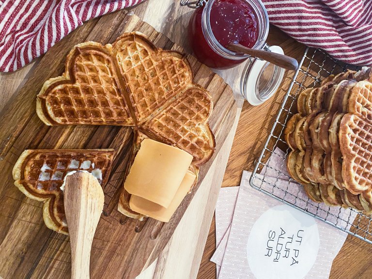 Vafler er kanskje noe alle liker, både små og store. De er både enkle og raske å lage, og smaker helt nydelig med tilbehør som hjemmelaget syltetøy, brunost, rømme og smør.