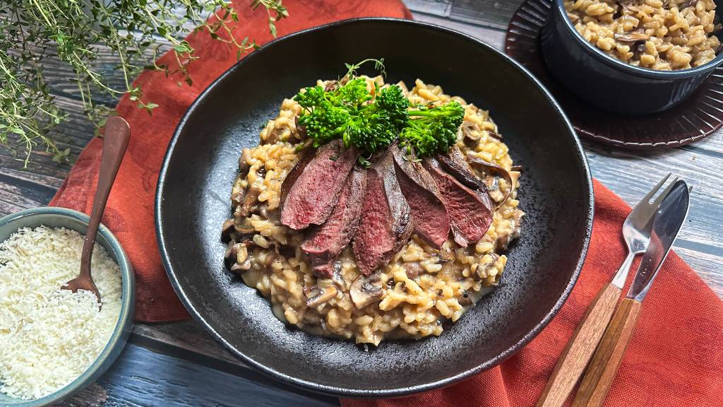 Rypebryst med sopprisotto er en elegant og smakfull rett der en kremet risotto med aromatisk steinsopp møter pannestekte og møre rypebryst. Parmesan tilfører fylde og umami, mens soppens dype skogsaroma gir retten et eksklusivt preg – perfekt når du vil imponere gjestene.