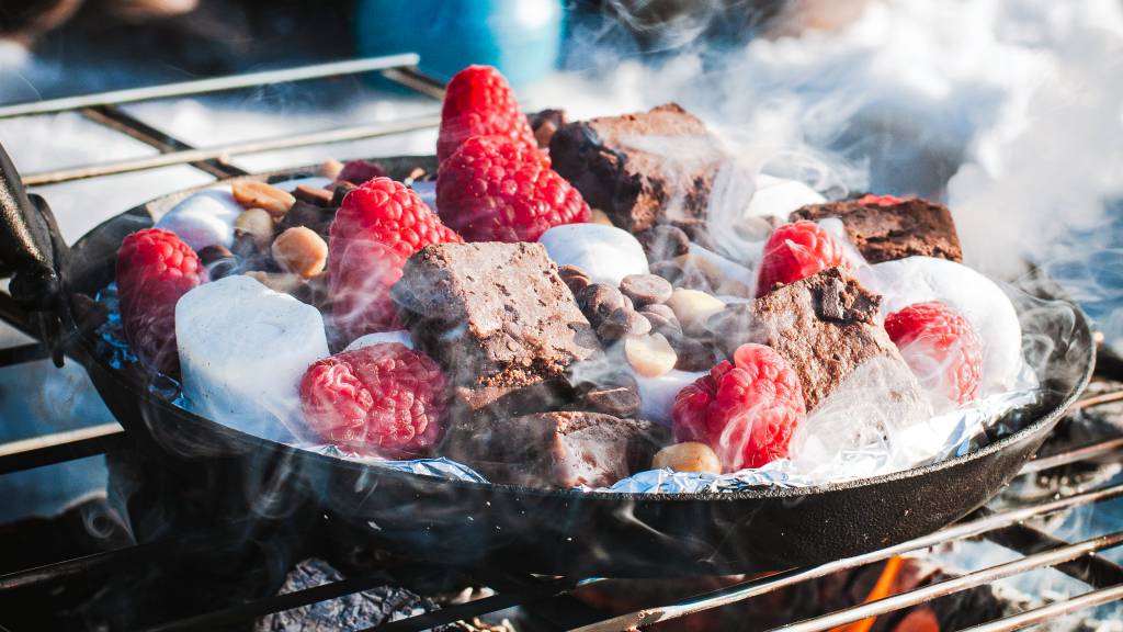 Ta bålkos og s'more til nye høyder med denne søte og deilige desserten. En stekepanne som bugner av både marshmallows, brownies, bringebær, peanøtter og sjokoladebiter kommer garantert til å både imponere og falle i smak.