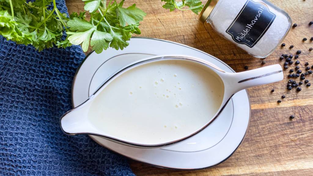 Hvit saus er nydelig til hvit fisk sammen med grønnsaker og kokte poteter. Hvit saus kan også brukes i gratenger og former med fisk.