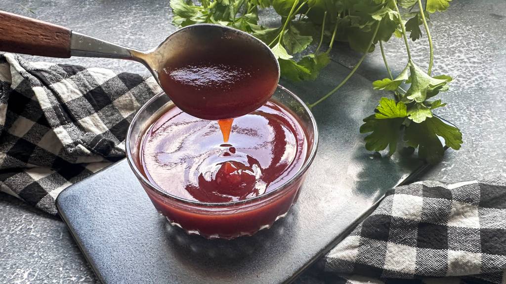 En sikker vinner til sommerens middager er er en lettvint bbq-saus til grillmaten. Dette er en saus med masse smak som passer ypperlig til grillet viltkjøtt, gjerne med en coleslaw og pommes frites ved siden av.