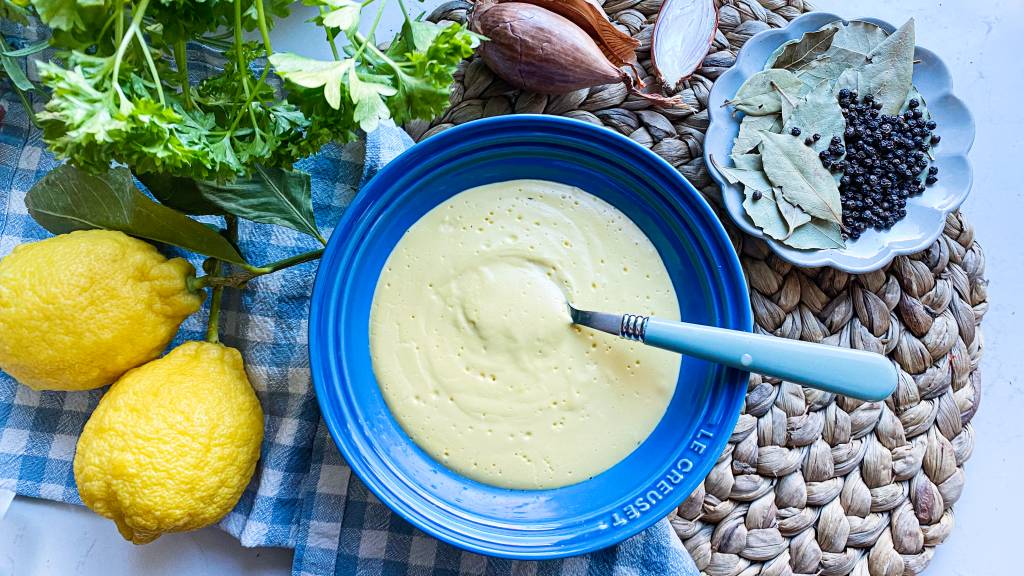 Hollandaise er en klassiker. Den er kremet og passer perfekt til fisk. Det finnes flere metoder å lage den på, men viktigst for alle er å piske godt.