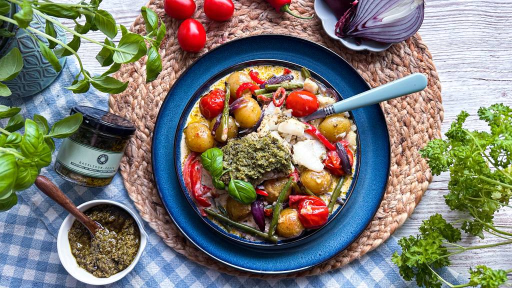 Fra januar til april er det tid for å nyte skrei. Siden skreien svømmer lange avstander har den ekstra mye muskler, god fasthet og et hvitt delikat fiskekjøtt. Vi anbefaler skrei med pesto og deilige grønnsaker.