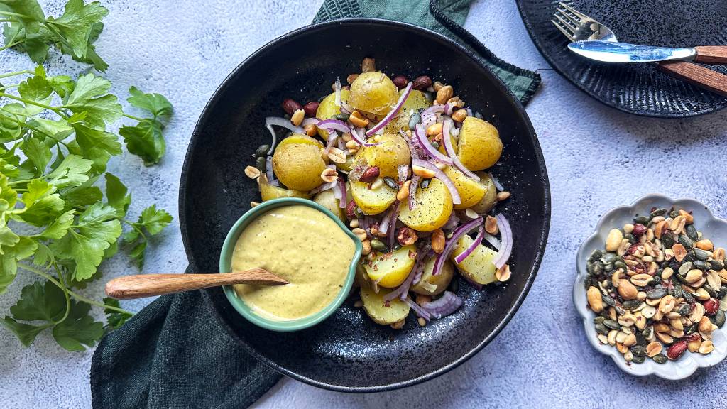 Pestodressing til grillmaten passer ypperlig. Bland den gjerne med litt rødløk og nykokte småpoteter, det er perfekt tilbehør til viltkjøttet.