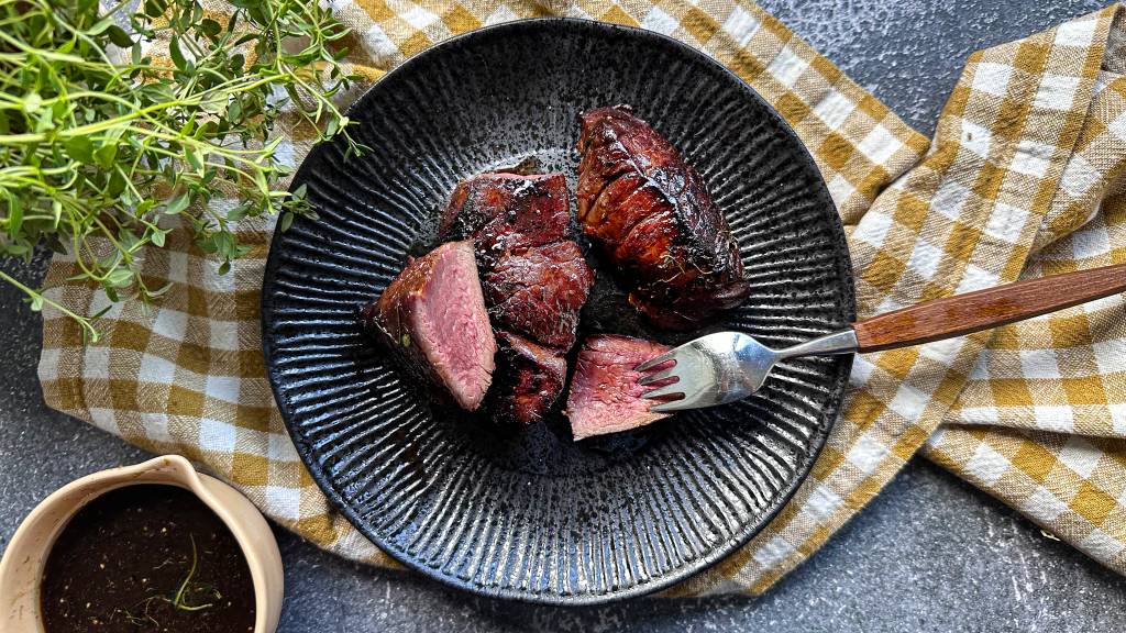 En god marinade gir viltkjøttet både en nydelig smak og gjør kjøttet ekstra mørt. Blandingen av timian, brunt sukker, rødvin og søt soyasaus gir både en fyldig og spennende smak. 