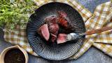En god marinade gir viltkjøttet både en nydelig smak og gjør kjøttet ekstra mørt. Blandingen av timian, brunt sukker, rødvin og søt soyasaus gir både en fyldig og spennende smak. 