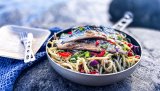 Uansett årstid - sprøstekt fisk med pasta kan du enkelt ta med deg på tur. Her kan du bruke filet av for eksempel makrell eller ørret. 