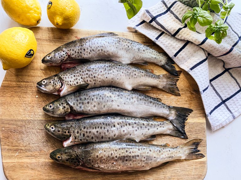 Det enkle er ofte det beste. Det er ikke mye som slår sprøstekt fjellørret med agurksalat, rømme, sitron og kokte poteter.