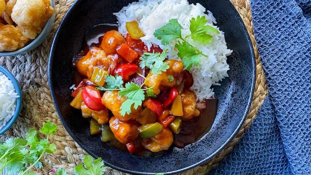 Sursøt saus smaker helt nydelig og er blant noen av de mest kjente kinesiske rettene utenfor Kina. Tradisjonelt går den under navnet sweet and sour og er laget med innbakt svinekjøtt eller kylling, men vi har laget vår vri med deilig brosmefilet fra Degernes.