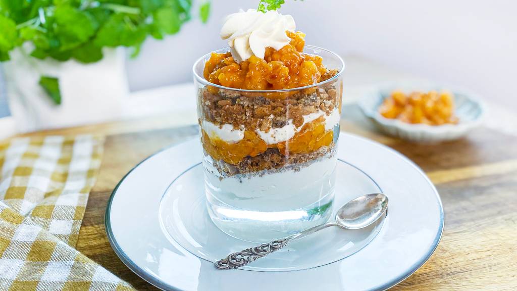 Tilslørte bondepiker er en klassiker på norske dessertbord, og med multer blir den ekstra smakfull. Det er dessuten en ypperlig anledning til å bruke opp kjeksrester du har liggende.